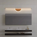 LUMINAIRE MAISON applique murale LED moderne en bois, design épuré au-dessus du miroir.