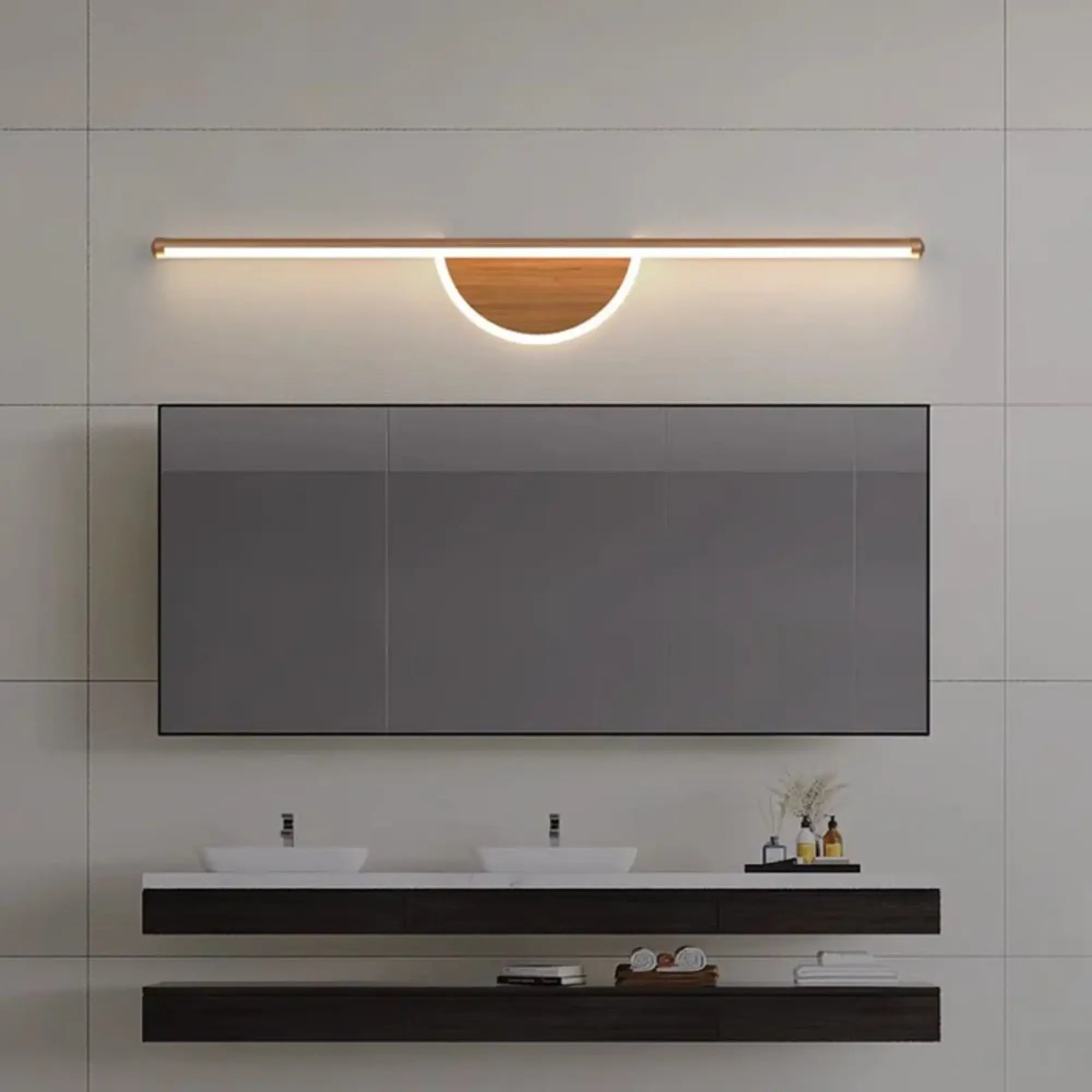 LUMINAIRE MAISON applique murale LED moderne en bois, design épuré au-dessus du miroir.