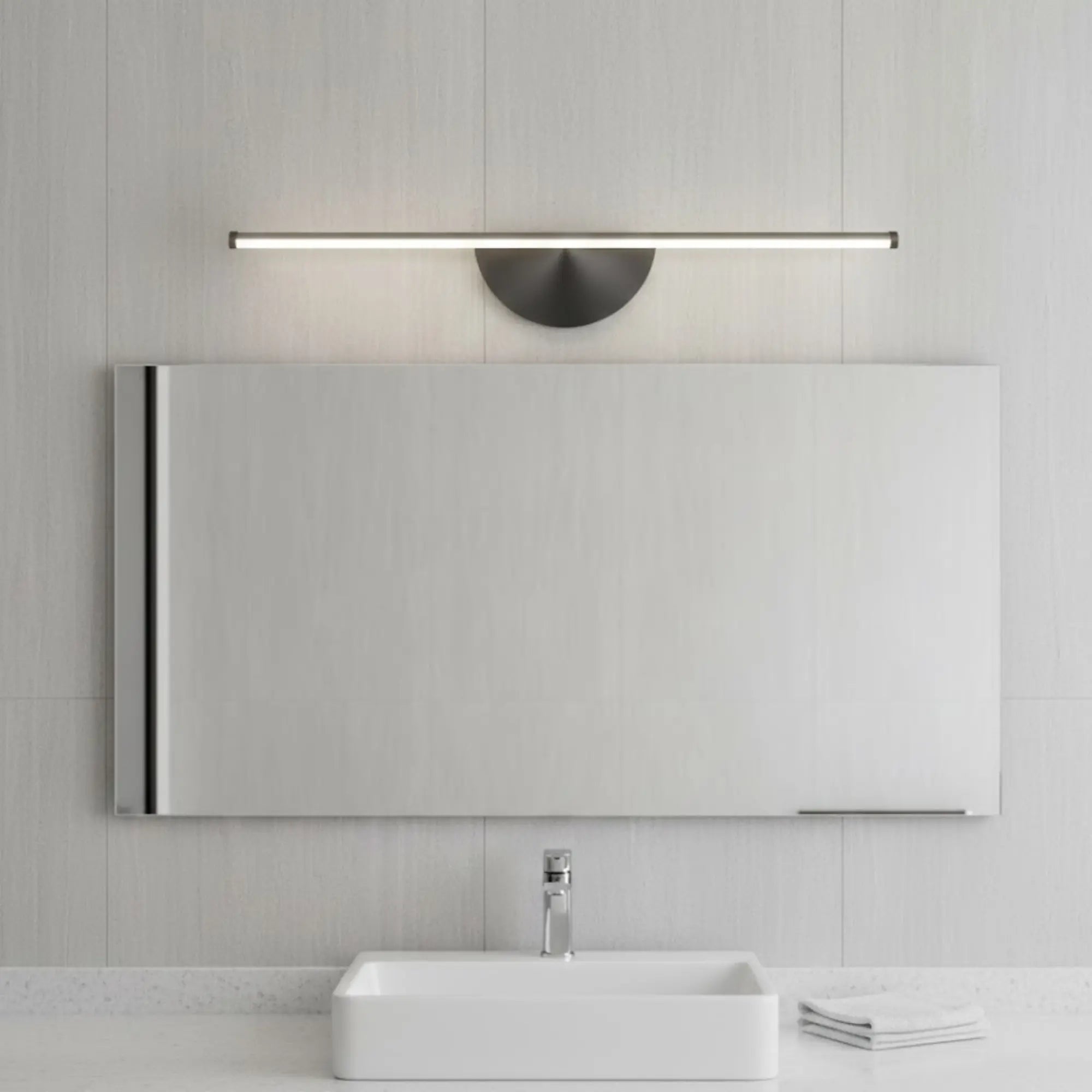 Un luminaire mural LED moderne en bois, signé LUMINAIRE MAISON, éclaire la pièce.