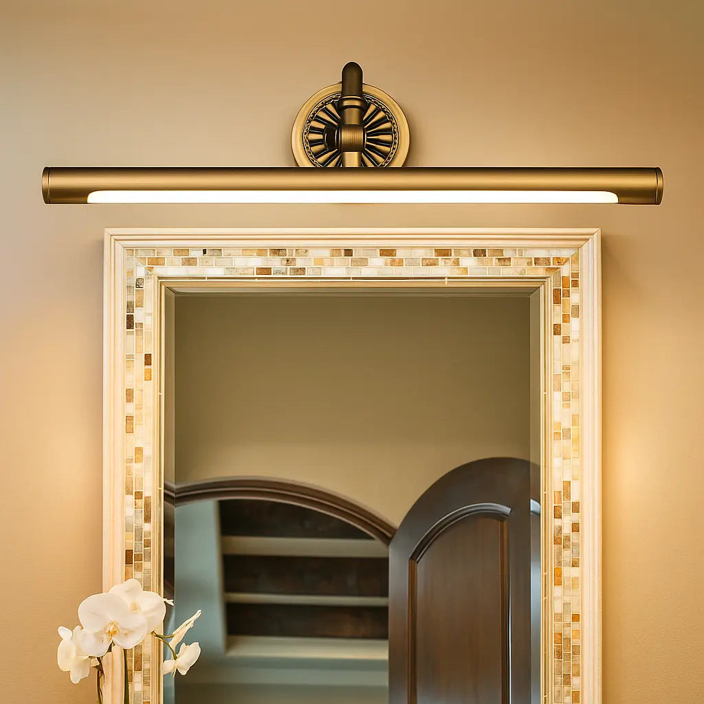 A LUMINAIRE MAISON applique murale rétro en laiton massif avec LED intégrée, éclairage dirigé.