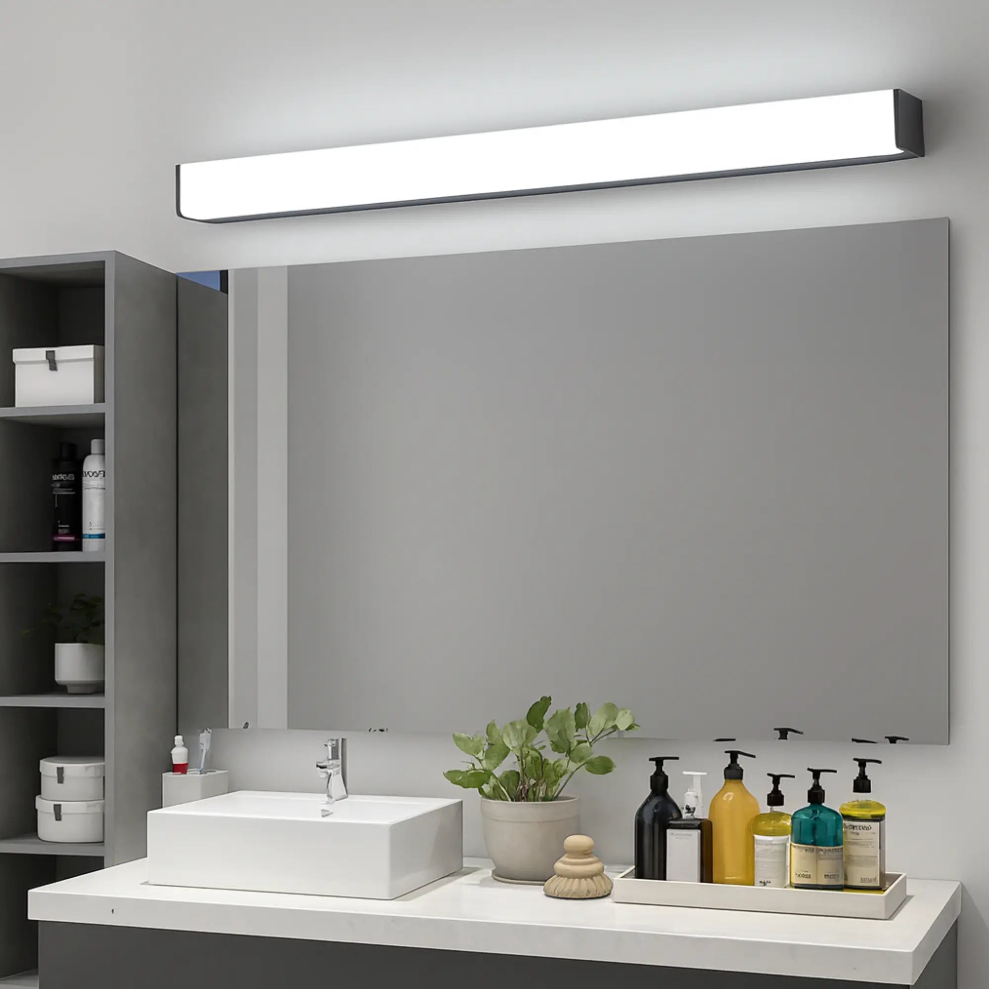 Applique murale LED design linéaire noir argent fournissant un éclairage contemporain au miroir.