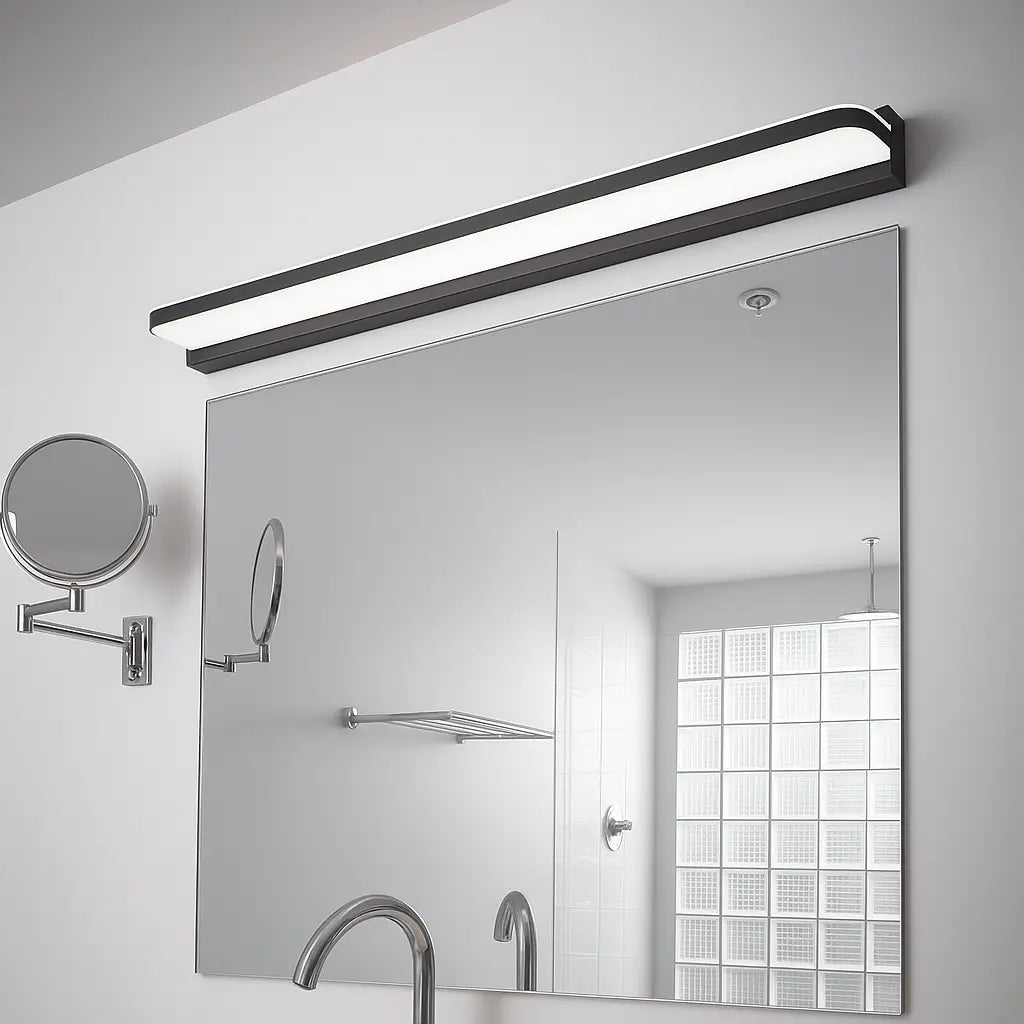 Luminaire mural LED contemporain au-dessus du miroir, reflété sur des pavés de verre.