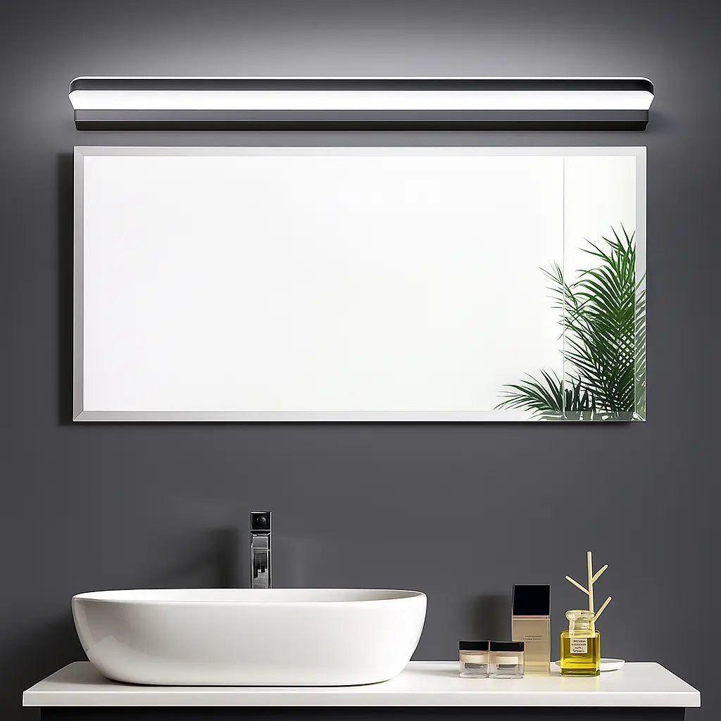 Luminaire mural contemporain LED en métal peint avec abat-jour acrylique, allumé dans la salle de bain.