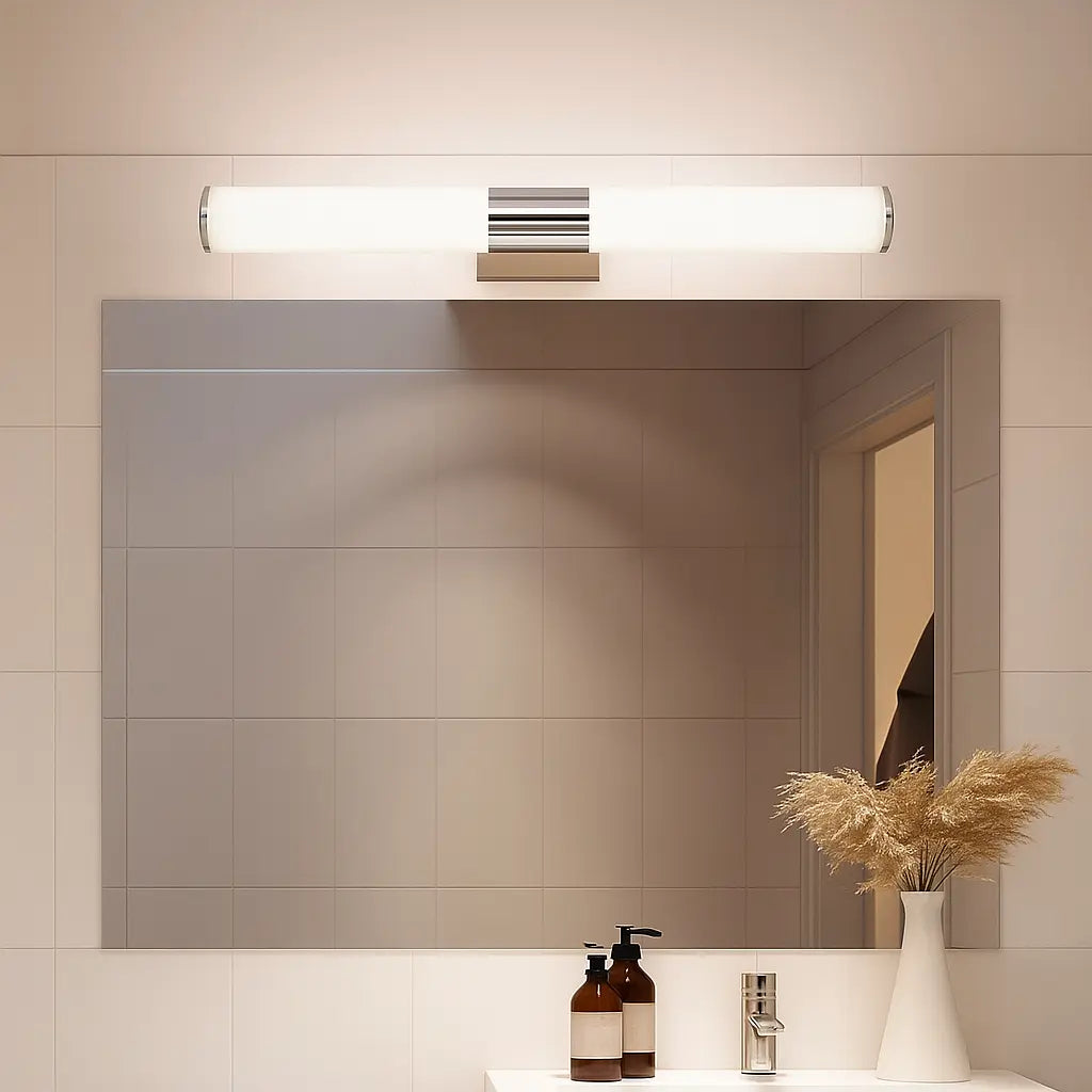 Le luminaire mural LED étanche en acrylique blanc, installé horizontalement au-dessus du miroir.