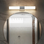 Luminaire mural LED blanc étanche, abat-jour givré, éclaire élégamment une salle de bain.