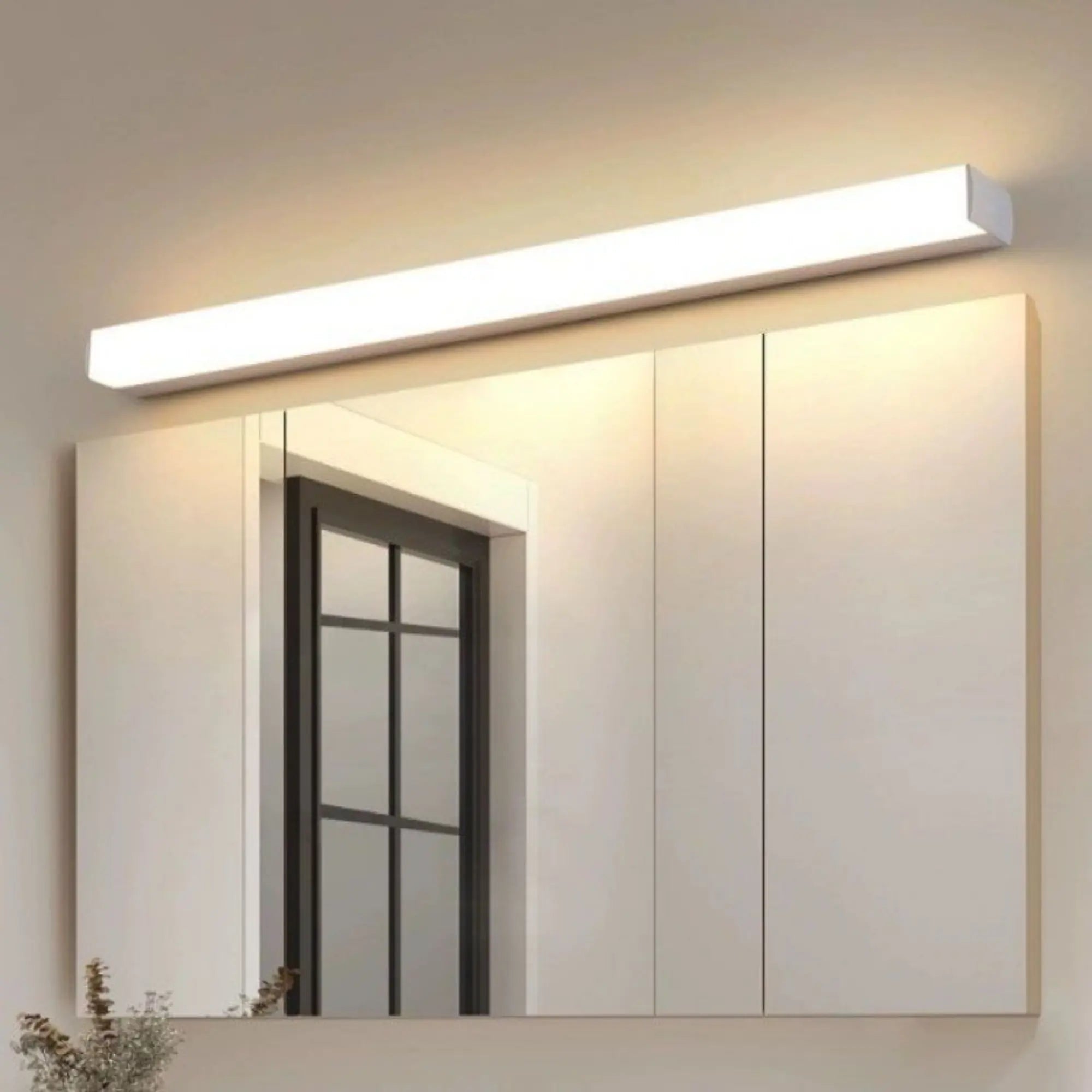 Applique murale LED linéaire noir argent, diffuse une lumière blanc chaud, design moderne.