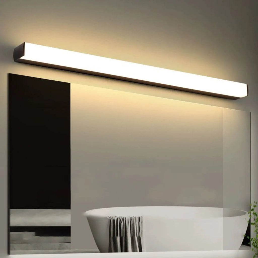 Applique murale LED noir argent, design linéaire, éclaire d'une lumière blanche chaleureuse.