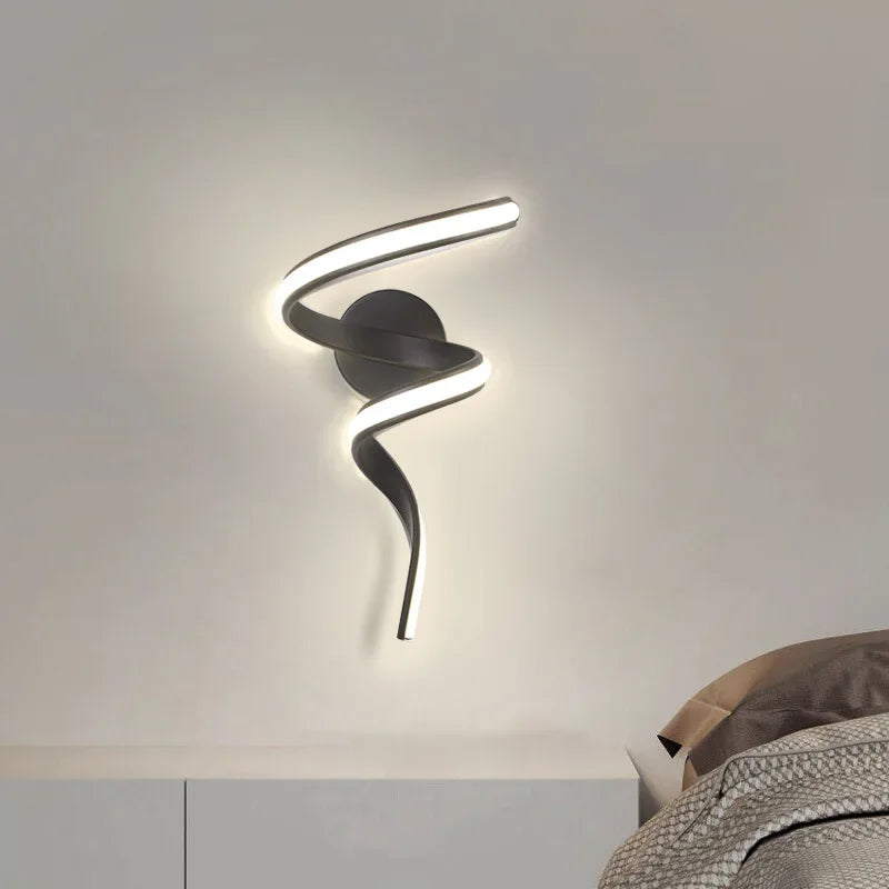Applique murale LED minimaliste aluminium et acrylique, lumière douce, élégante dans la salle de bain.