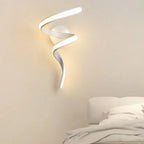 Applique murale LED minimaliste en aluminium et acrylique diffuse une lumière douce.