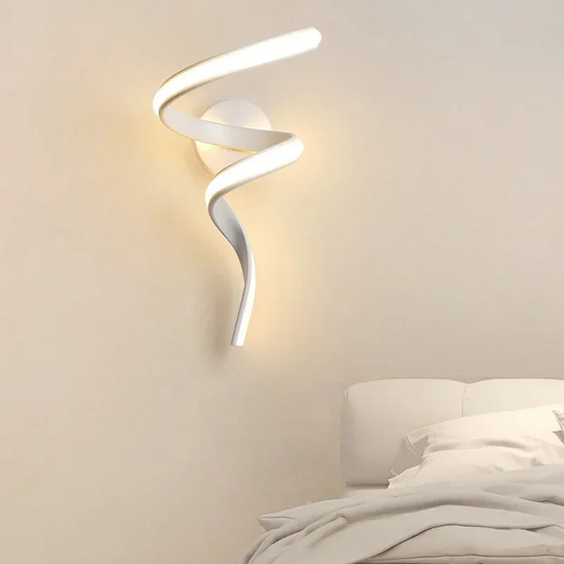 Applique murale LED minimaliste en aluminium et acrylique diffuse une lumière douce.