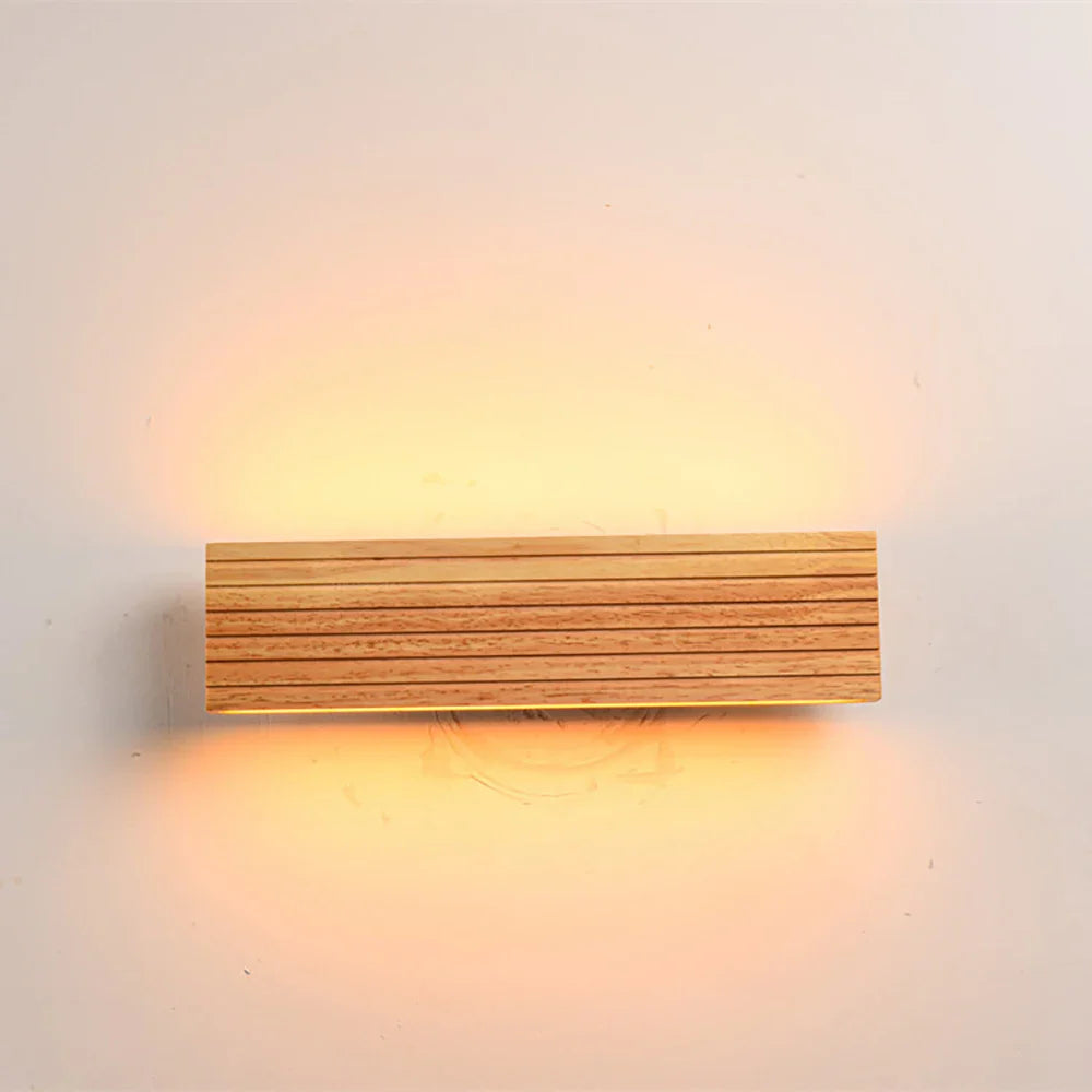 Luminaire en bois avec rainures, éclairage LED chaud diffusé vers le haut et le bas.