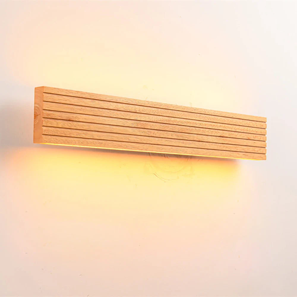 Luminaire mural en chêne, forme rectangulaire rainurée, lumière LED chaude et élégante.