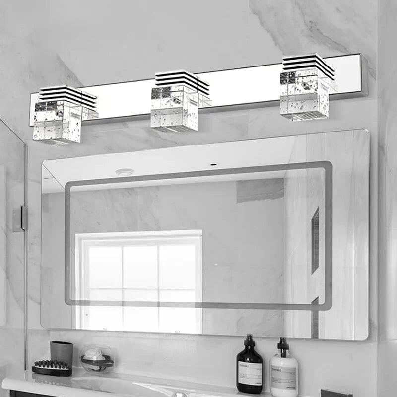 Luminaire mural salle de bain moderne, 3 têtes cristaux K9, LED, style argenté.
