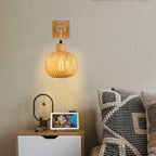 Luminaire mural japonais en bambou tissé main, diffusant une lumière douce et naturelle.