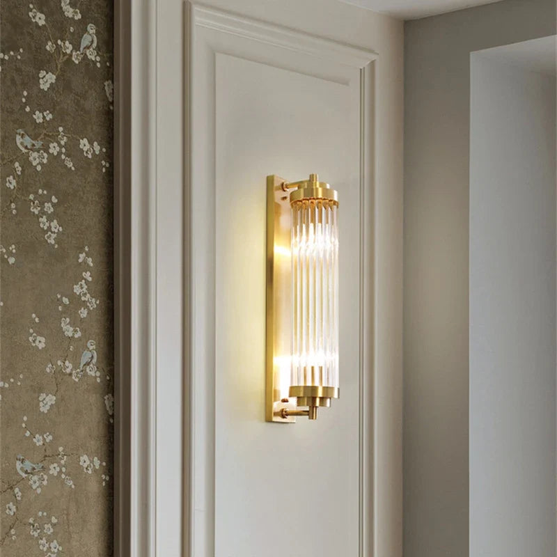 Applique murale cristal LED intégrée, tiges en verre verticales, finition dorée, lumière chaleureuse.