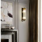 Luminaire mural LED cristal élégant, lumière chaude diffusée sur un mur gris raffiné.