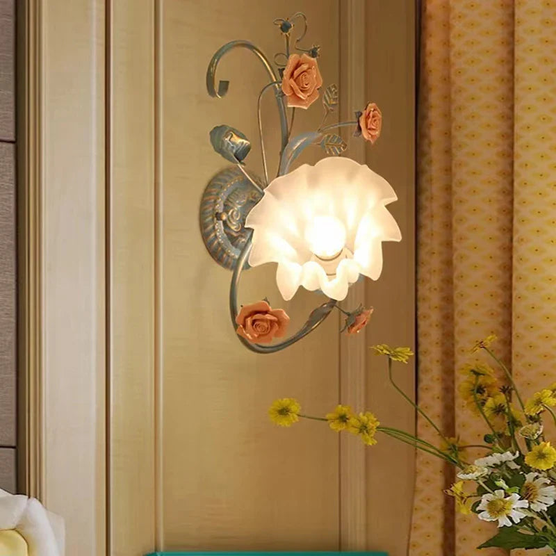 Applique murale en verre givré, déco florale en céramique, abat-jour pétale blanc.
