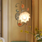 Applique murale en verre givré, déco florale en céramique, abat-jour pétale blanc.