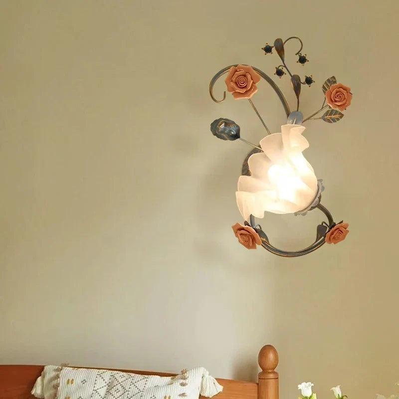 Applique murale en verre givré, décoration florale céramique, diffuse une lumière blanche douce.