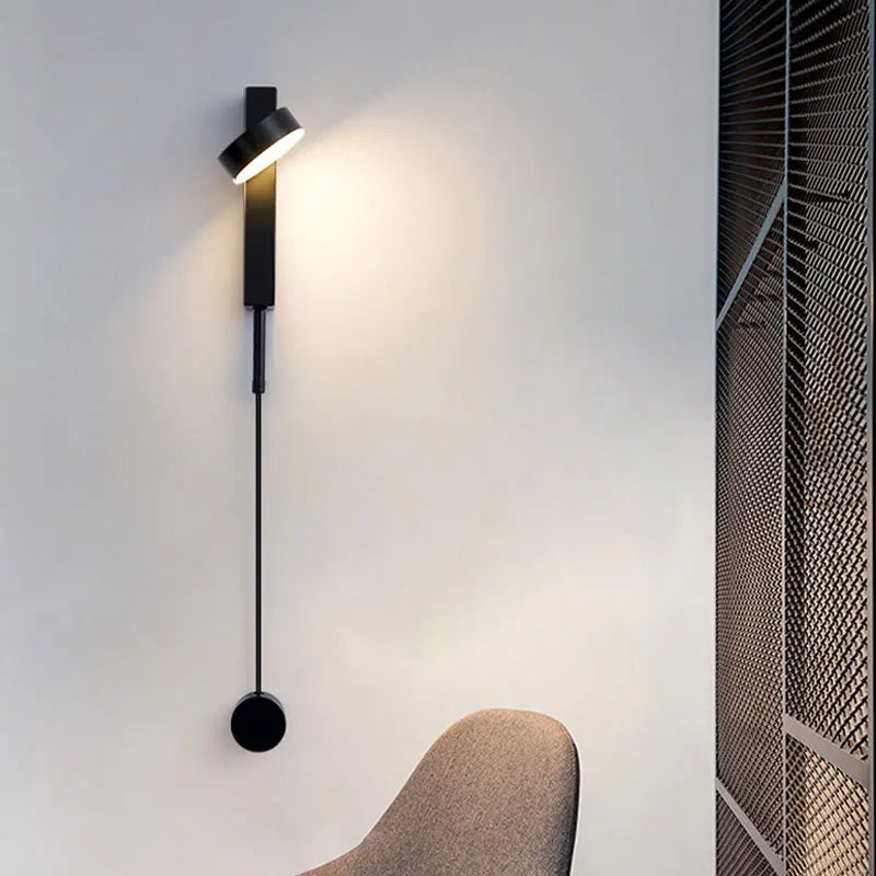 Applique murale nordique en fer peint diffuse une lumière chaude, design minimaliste élégant.