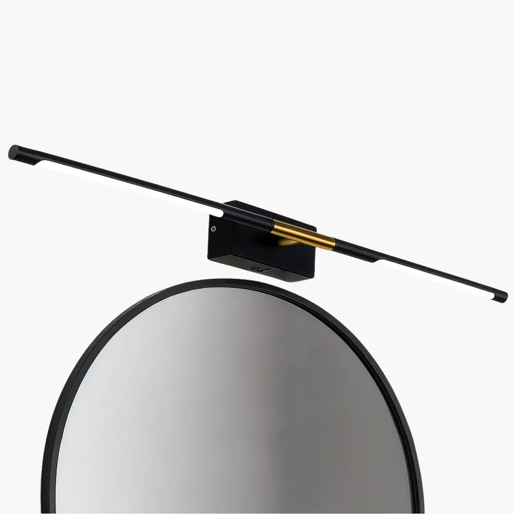 Applique murale LED noire et dorée, élégante, linéaire, installée pour salle de bain.