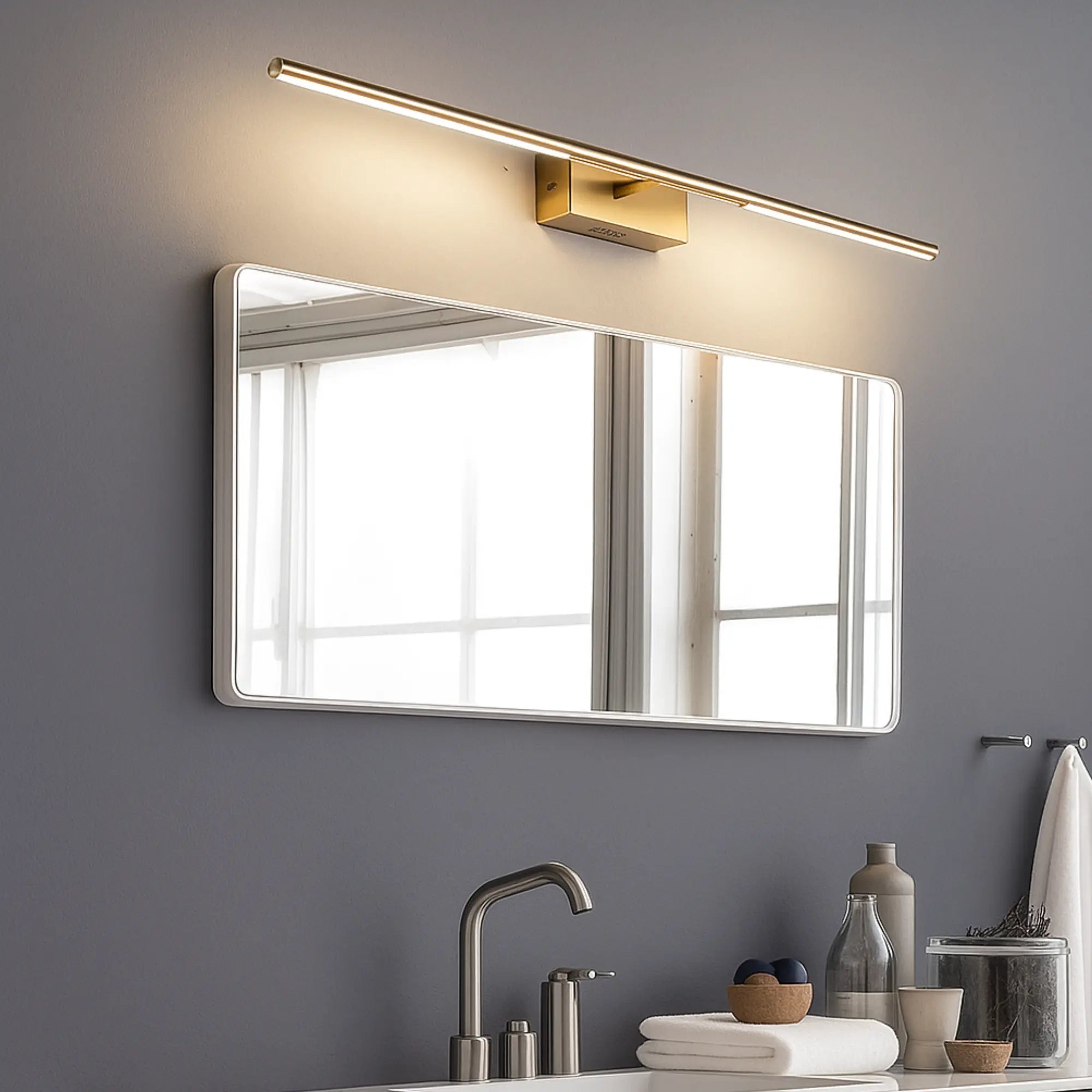 Luminaire mural LED noir et doré linéaire, élégant et moderne pour salle de bain.