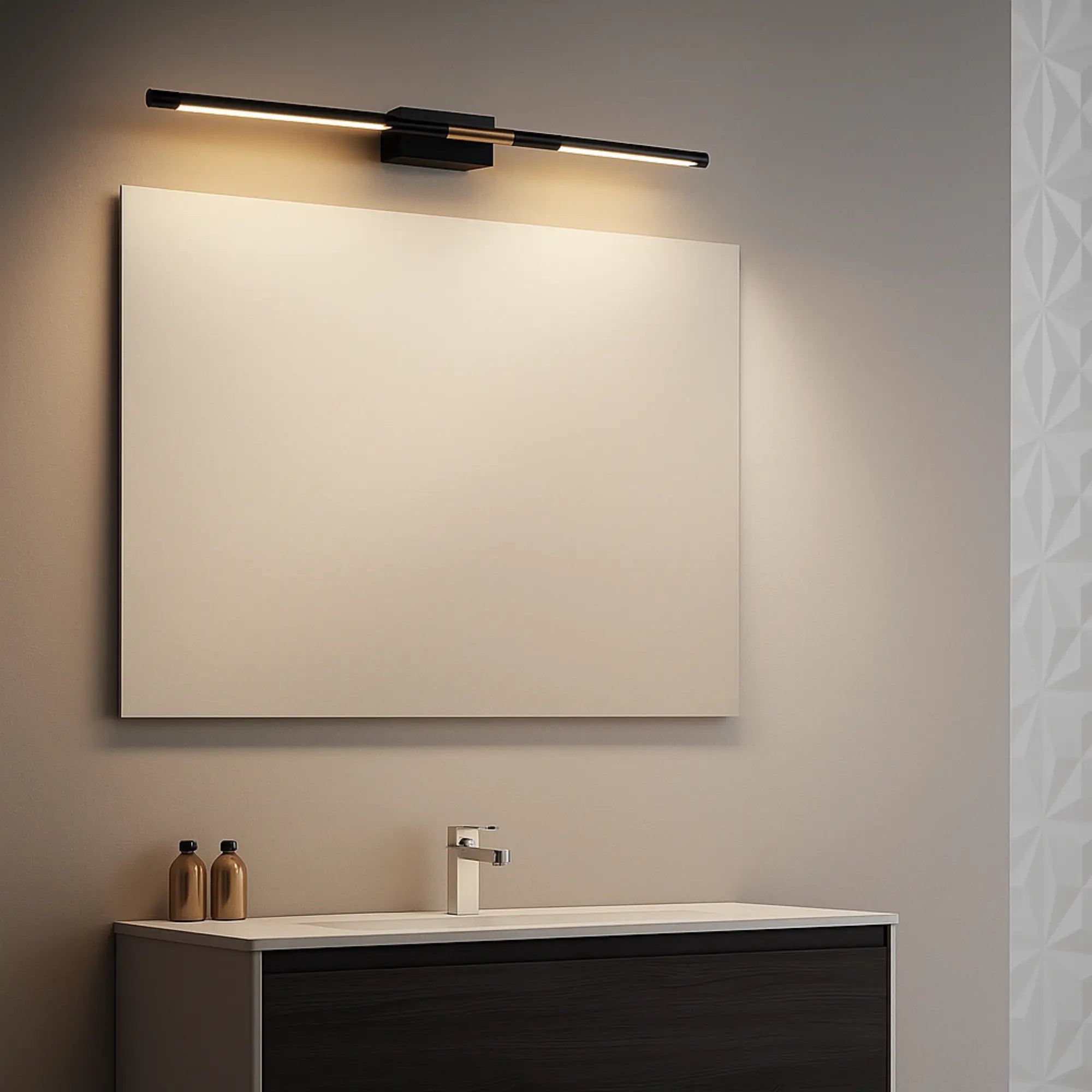 Luminaire mural LED noir et doré LUMINAIRE MAISON, élégant, design linéaire au-dessus du miroir.
