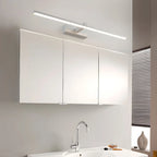 Luminaire salle de bain LED design en acier, posé au-dessus du miroir, lumière contemporaine.