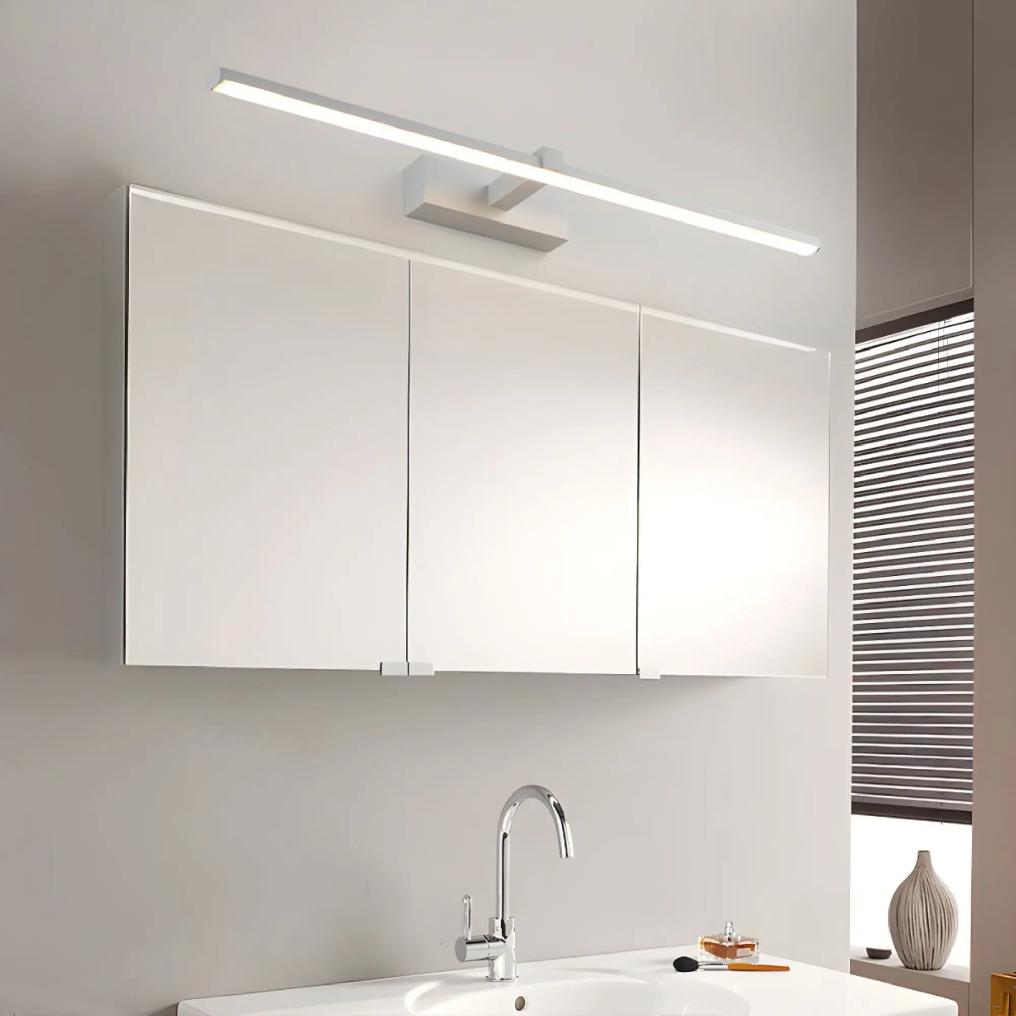 Luminaire salle de bain LED design en acier, posé au-dessus du miroir, lumière contemporaine.
