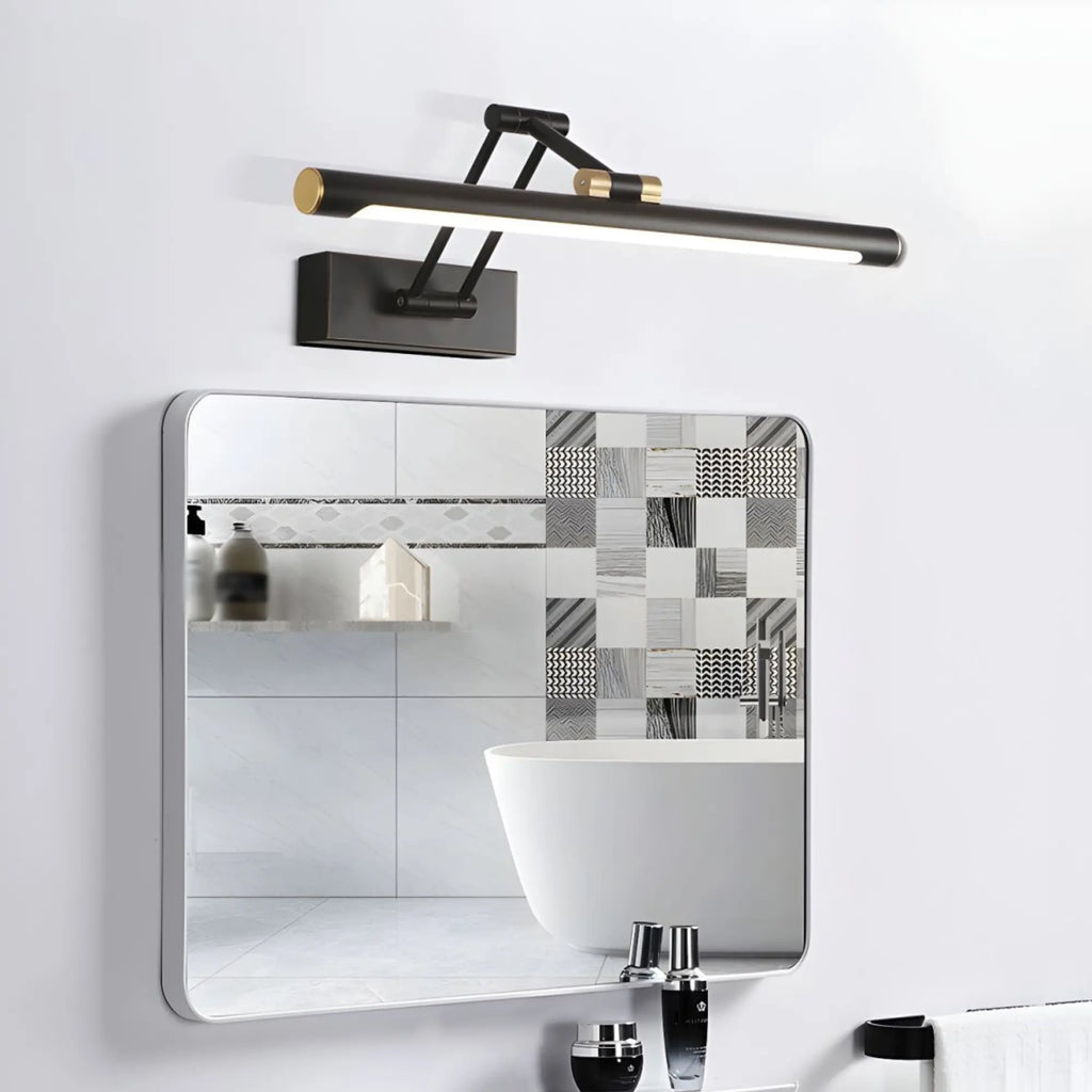 Luminaire mural LED noir et or design moderne, IP44, au-dessus d'un miroir.