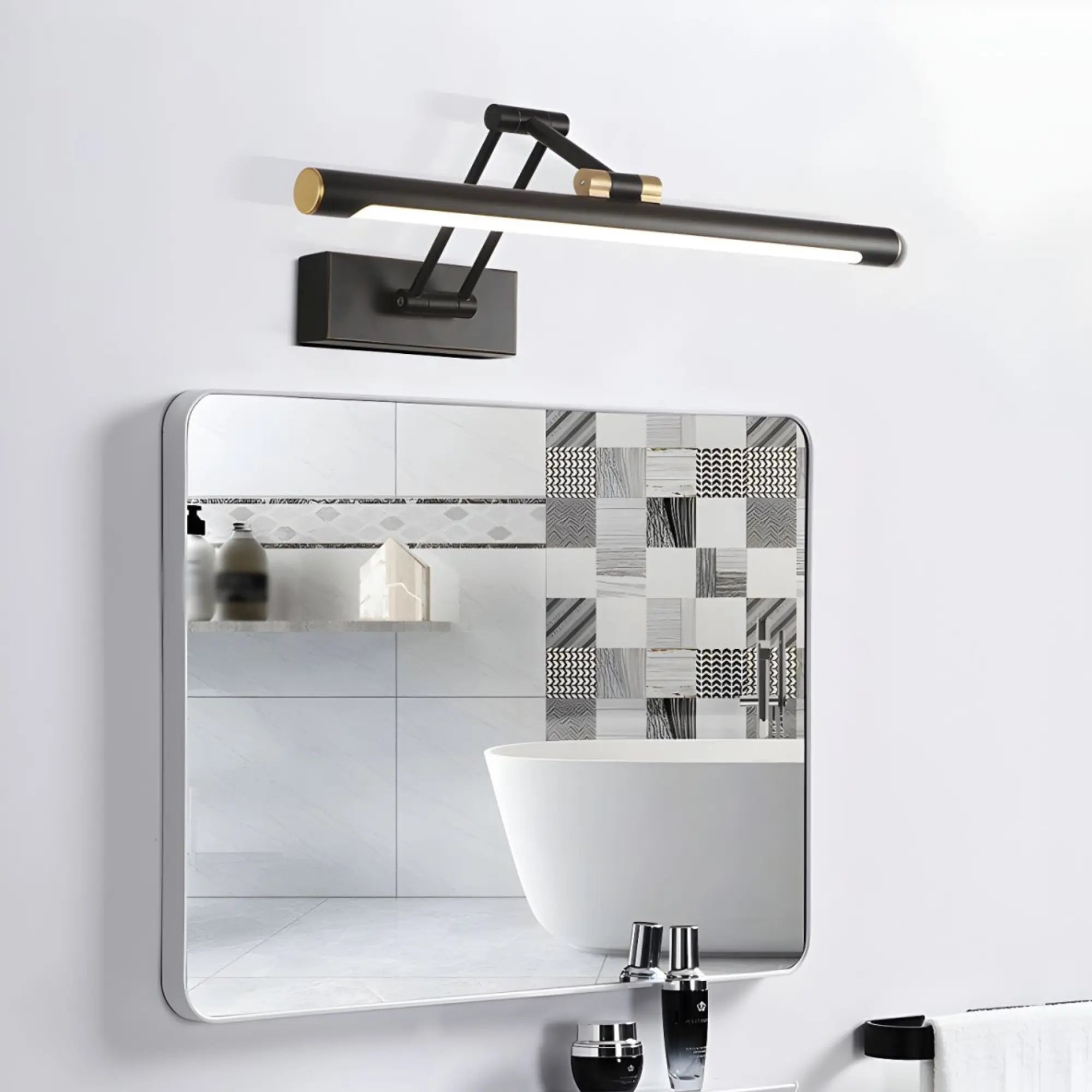 Luminaire mural LED noir et or design moderne, IP44, au-dessus d'un miroir.