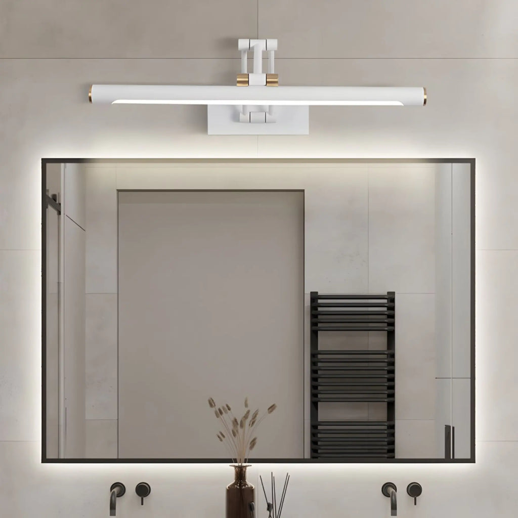 Luminaire mural LED moderne au-dessus du miroir, diffuse une lumière élégante et douce.