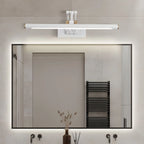 Luminaire mural LED moderne au-dessus du miroir, diffuse une lumière élégante et douce.