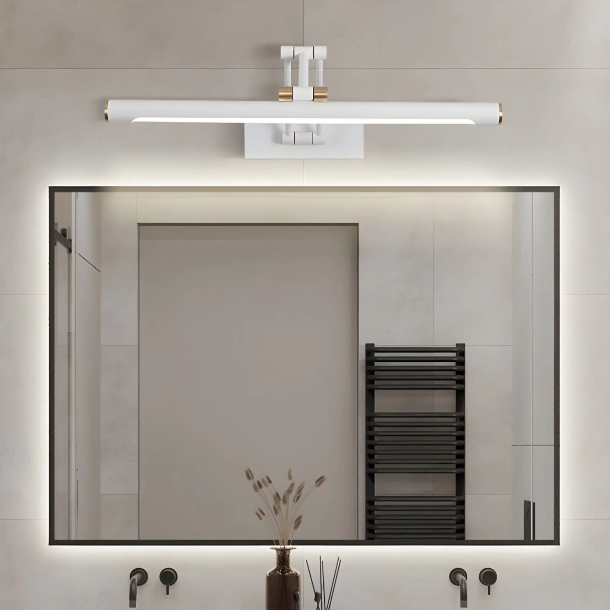 Luminaire mural LED moderne au-dessus du miroir, diffuse une lumière élégante et douce.