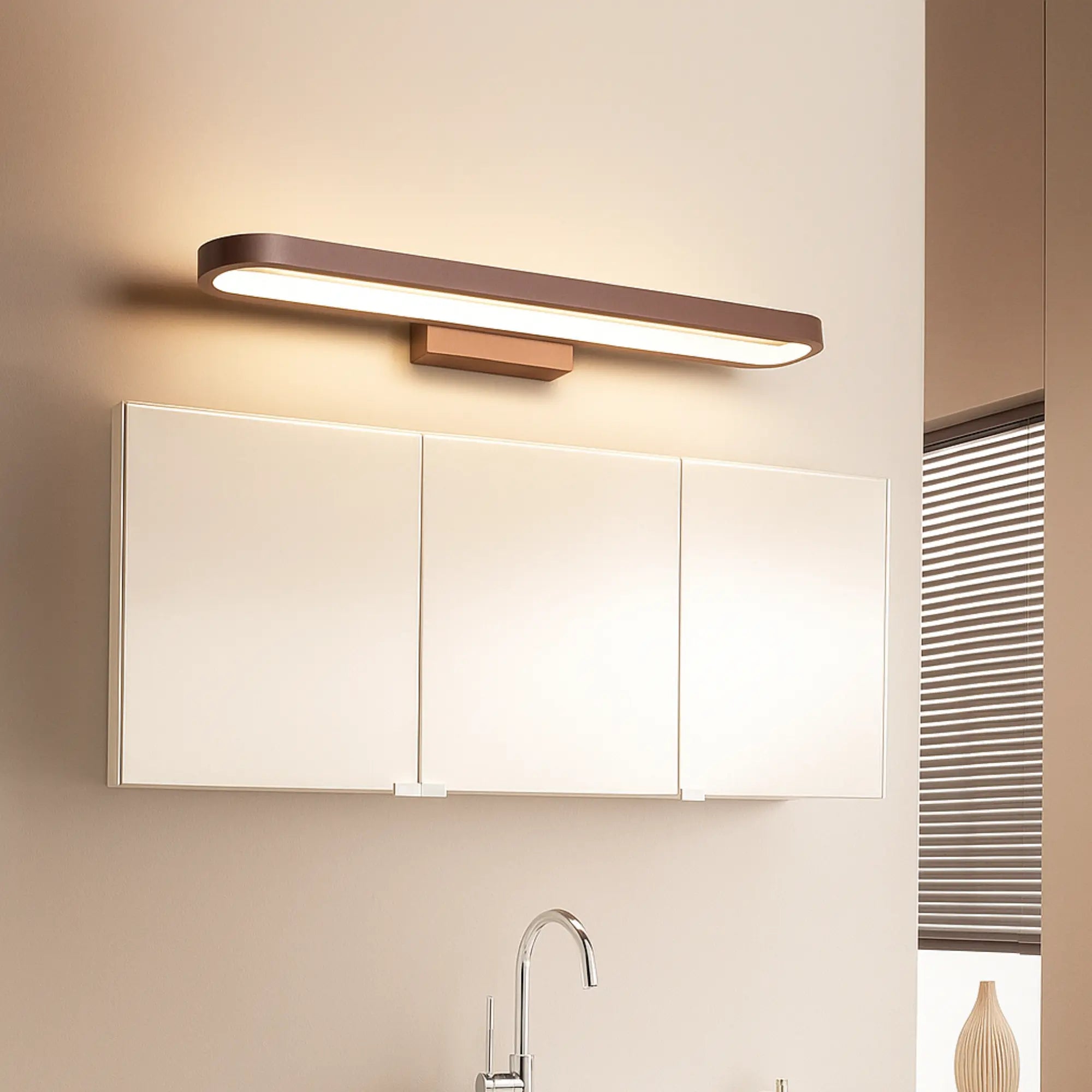 Applique murale LED marron au design fin, éclaire élégamment la salle de bain moderne.