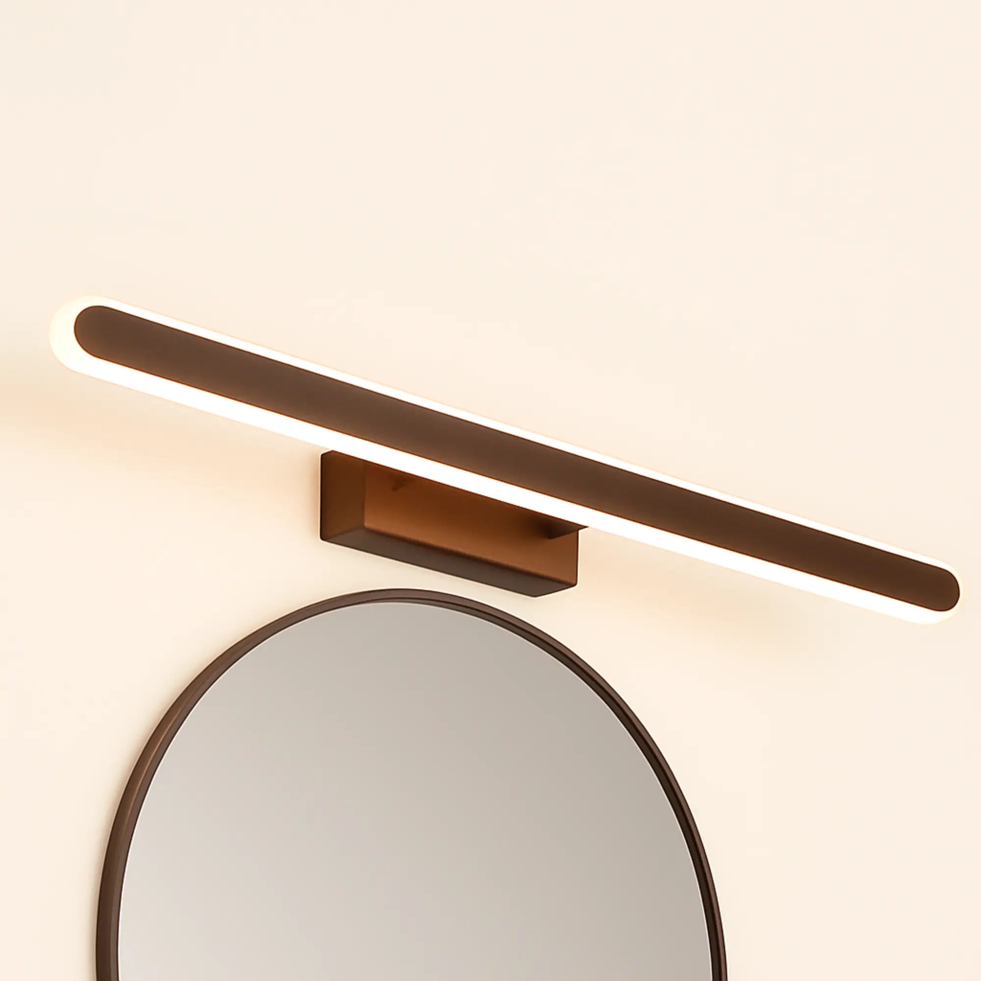 Applique murale LED marron au design épuré, lumière douce et uniforme, finition contemporaine.