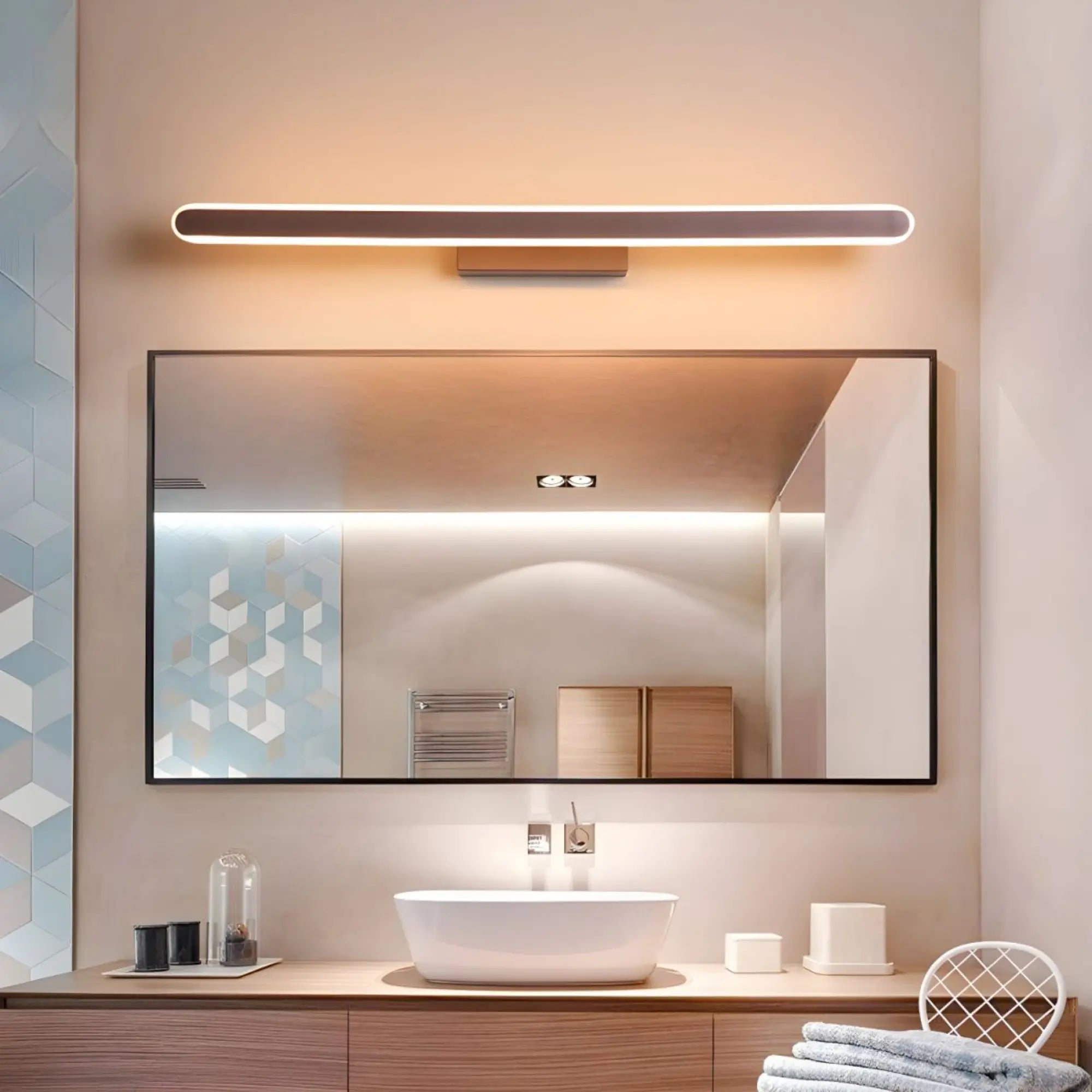 Applique murale LED contemporaine design épuré marron éclairant élégamment la salle de bain.