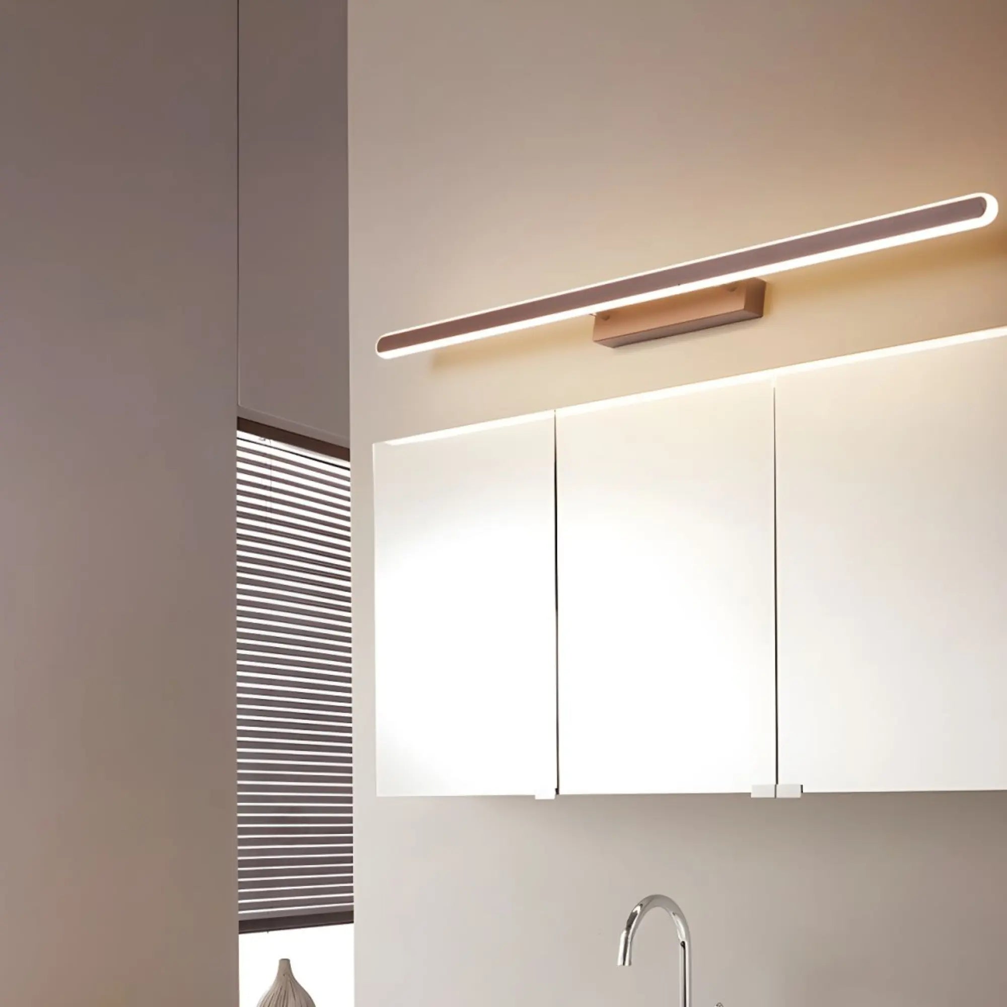 Luminaire mural LED contemporain marron, design épuré, éclaire discrètement une salle de bain.