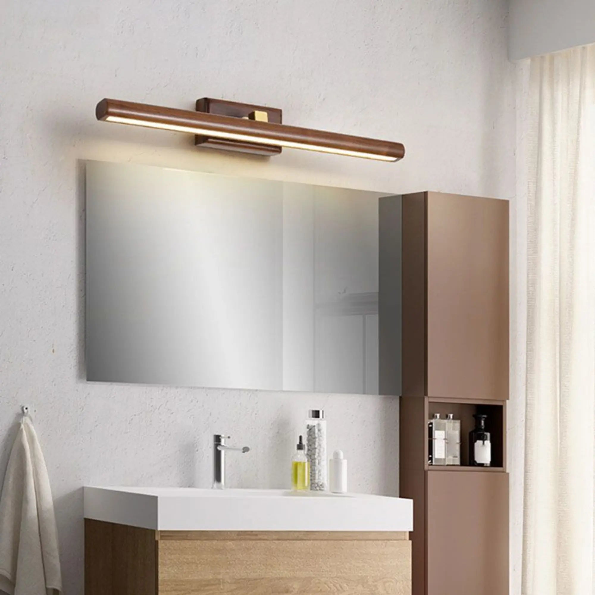 Luminaire mural LED rotatif en bois clair, design moderne, placé au-dessus du miroir.