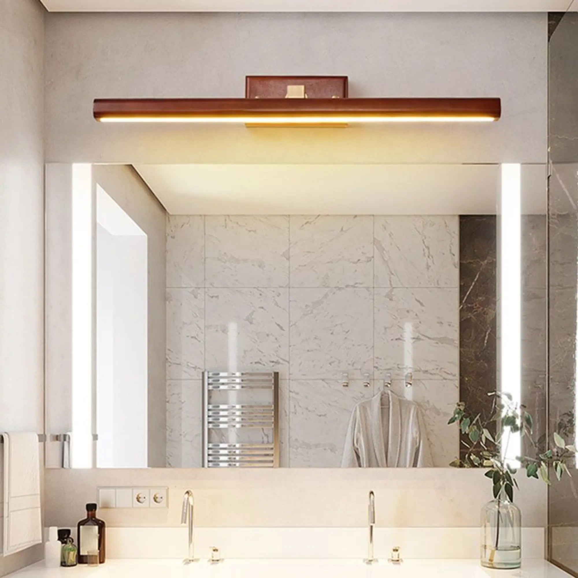 Applique murale LED rotative en bois clair, design moderne, fixée au-dessus d'un miroir.