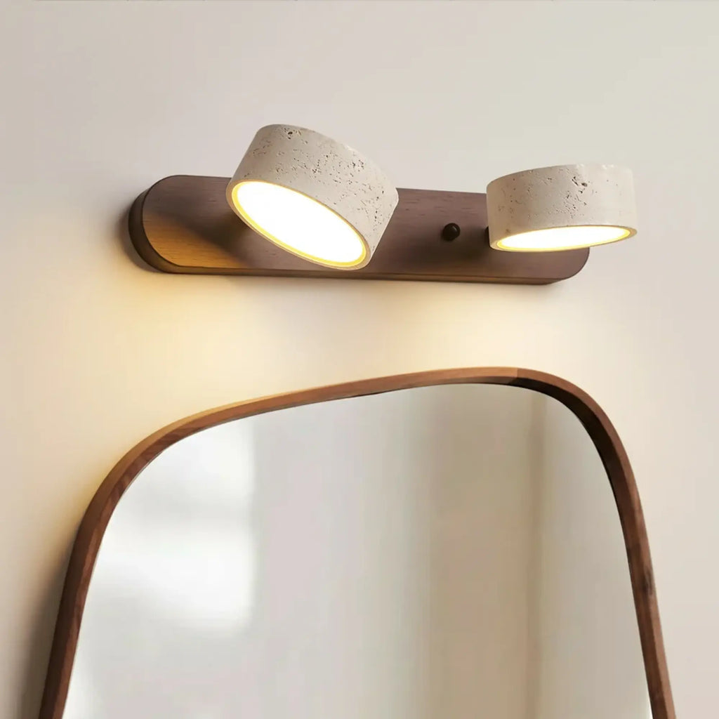 Applique murale LED minimaliste en bois clair travertin, design moderne et élégant.