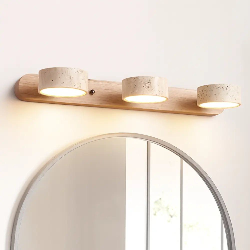 Luminaire mural LED minimaliste en bois clair, trois lampes rondes effet pierre beige.