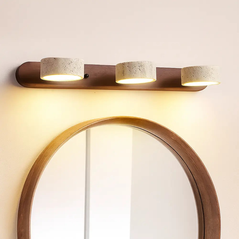 Applique murale LED minimaliste en bois clair et travertin, lumière douce descendante.