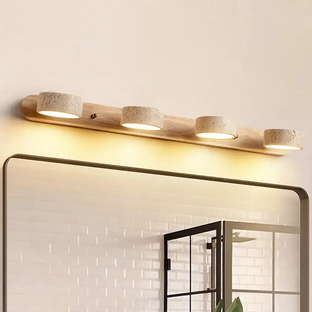 Applique murale LED en bois clair travertin, design minimaliste, éclaire avec une lumière chaude.