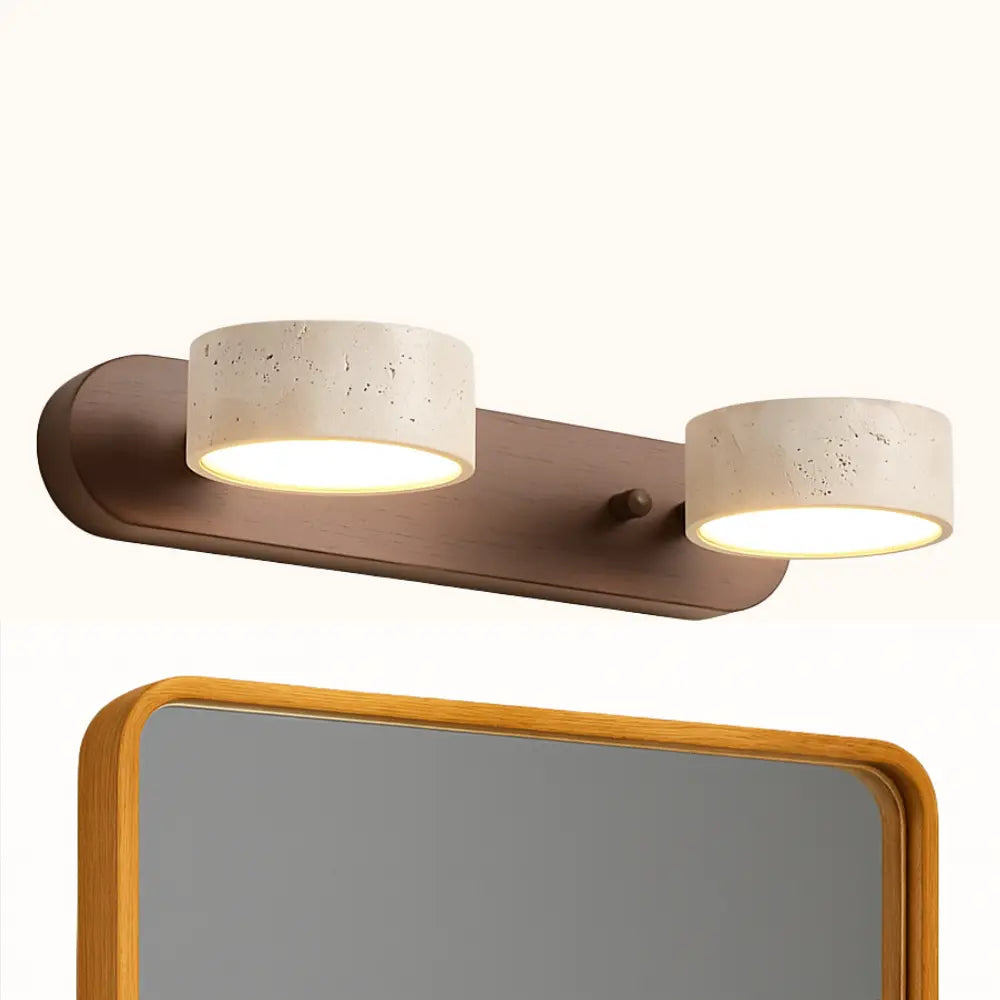 Applique murale LED minimaliste en bois clair, deux abat-jour ronds crème sur base brune.