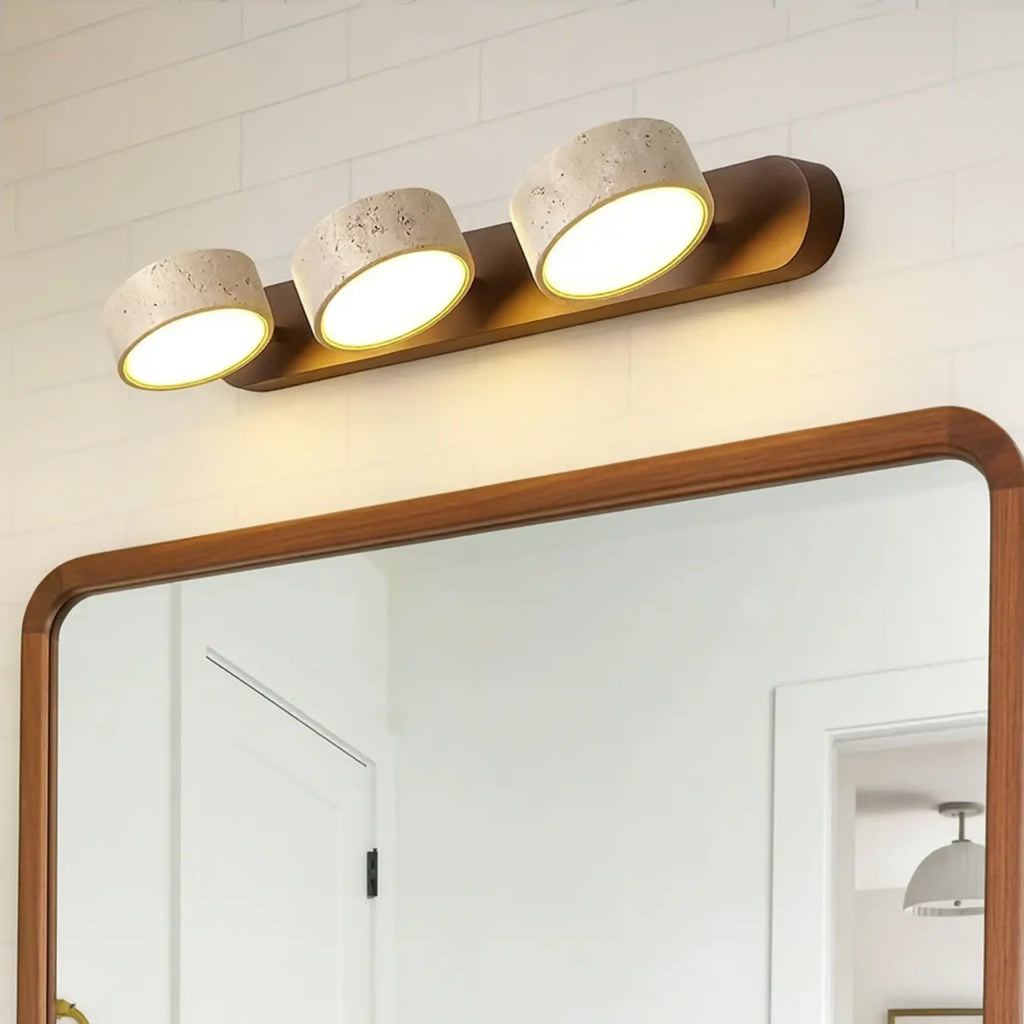 Applique murale LED minimaliste en bois clair travertin avec trois lampes inclinées design.