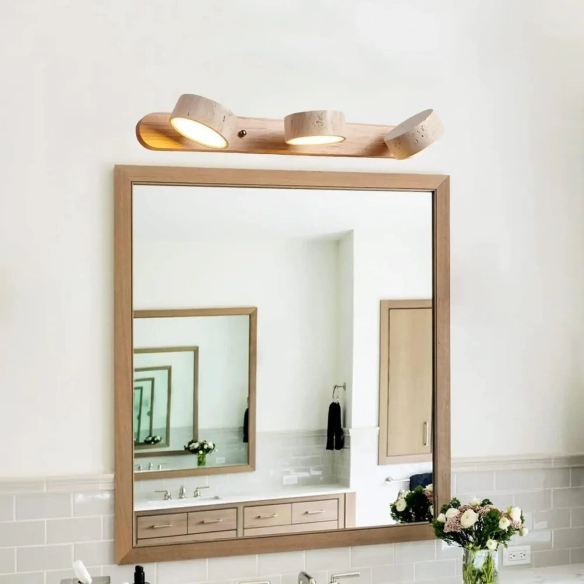 Applique murale LED en bois clair travertin, trois ampoules cylindriques, design minimaliste.