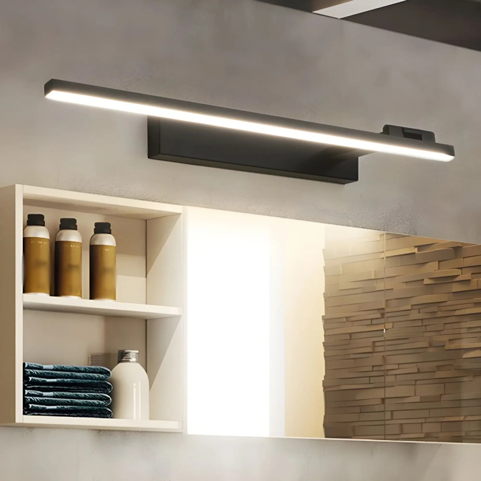 LUMINAIRE MAISON applique murale LED design linéaire orientable, fixée au-dessus du miroir.