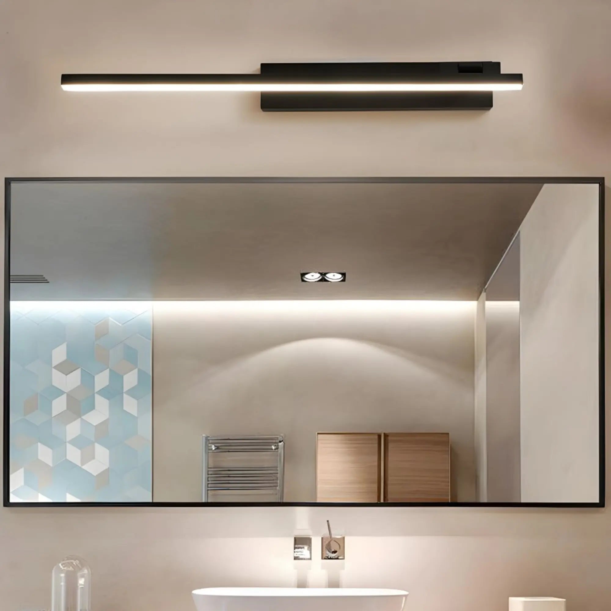 Luminaire mural LED linéaire noir ou blanc, design moderne, placé au-dessus d'un miroir.
