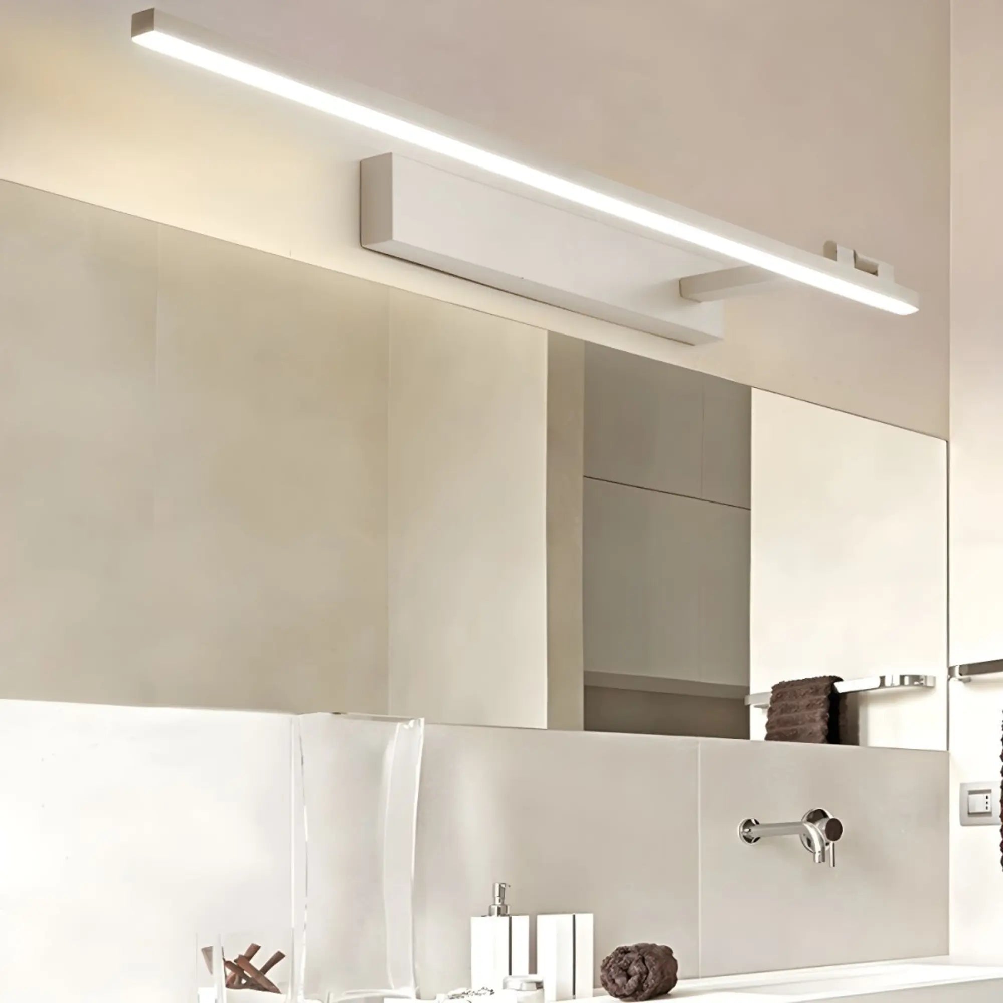 LUMINAIRE MAISON applique murale LED salle de bain, linéaire, noire ou blanche, design épuré.